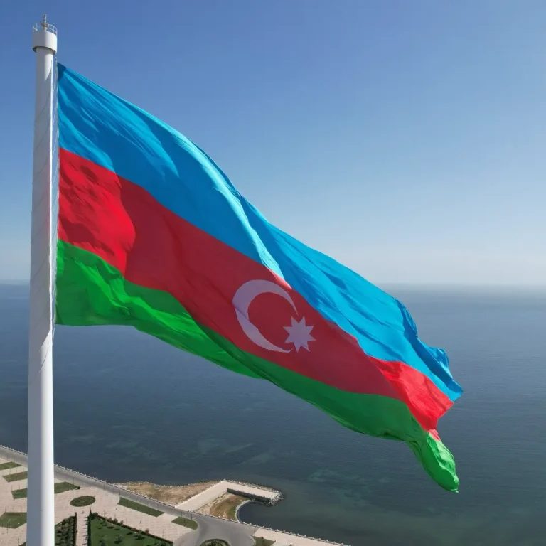 DROMEC-Winch-for-Worlds-Largest-Flag-in-Azerbaijan-close-up-768px
